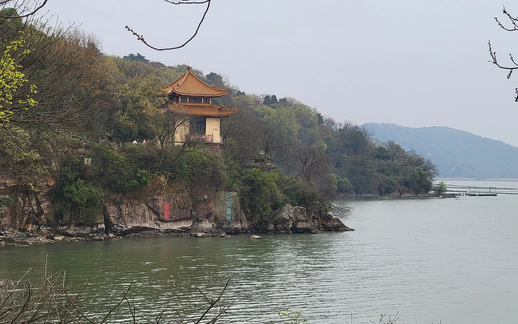 A traditional pavilion above the Bao Yun Wu Yue cliffs and the open water of Lake Tai at Turtle Head Isle.
