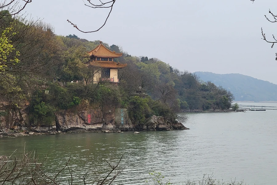 A traditional pavilion above the Bao Yun Wu Yue cliffs and the open water of Lake Tai at Turtle Head Isle.